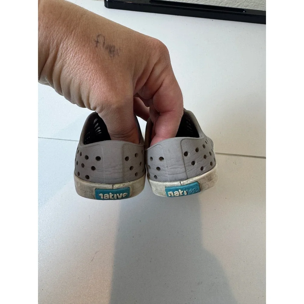 Native Jefferson Slip On Shoes Kids Size 5 Gray Sandals‎ Lightweight Minimalist